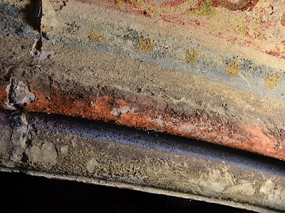 Detail poškození malby v bočním světle